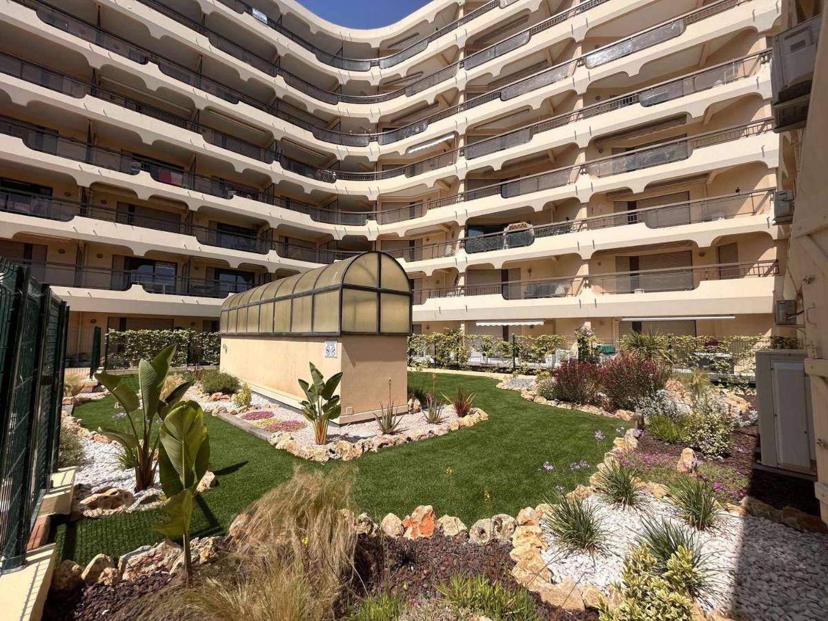 Studio Cabine A 200M De Port Frejus, Plage, Commerces, Terrasse, 4 Couchages, Menage Inclus - Fr-1-226A-31 Exterior photo
